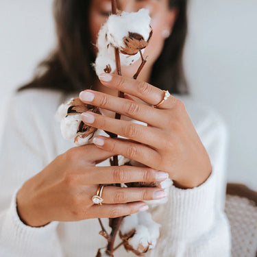 Trilogy verlovingsring van 18 karaat geelgoud met 0.75 ct lab-grown diamanten