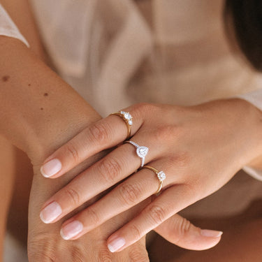 Peervormige verlovingsring van 18 karaat witgoud met 0.30 ct lab-grown diamanten en zijdiamanten gecombineerd met andere ringen