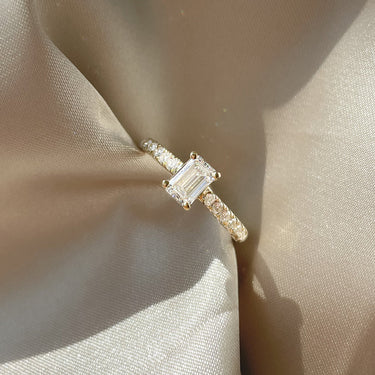 Emerald verlovingsring van 18 karaat geelgoud met 0.75 ct lab-grown diamanten en zijdiamanten perfecte schittering