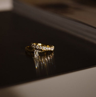Emerald solitaire verlovingsring van 18ct geelgoud met 0.50 ct lab-grown diamant in combinatie met aanschuifring