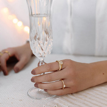 Geelgouden verlovingsring met 0.50 ct lab-grown diamant en pavé gezette zijdiamanten
