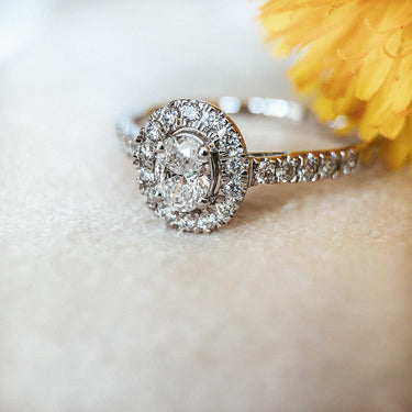 Witgouden halo verlovingsring met 0.50 ct lab-grown diamanten en ovale middensteen