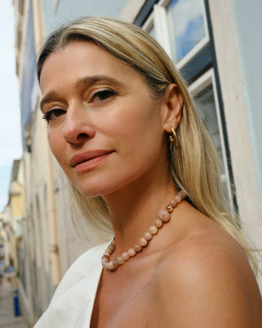 Kralenketting maansteen van Jeh Jewels, gedragen door model.