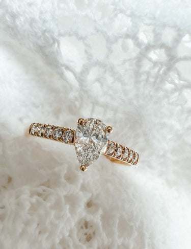 Peervormige verlovingsring van 18 karaat geelgoud met 0.75 ct lab-grown diamant en zijdiamanten
