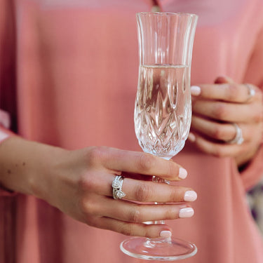 Peervormige verlovingsring van 18 karaat witgoud met 0.50 ct lab-grown diamanten en zijdiamanten gecombineerd met andere ringen