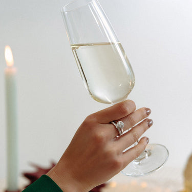 Peervormige verlovingsring van 18 karaat witgoud met 0.65 ct lab-grown diamanten gecombineerd met een trouwring