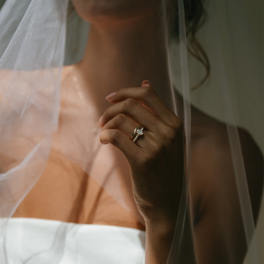 Luxe verlovingsring van geelgoud met ovale lab-grown diamant en pavé zijdiamanten