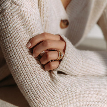 Solitaire verlovingsring van 18 karaat geelgoud met 0.80 ct lab-grown diamanten en zijdiamanten