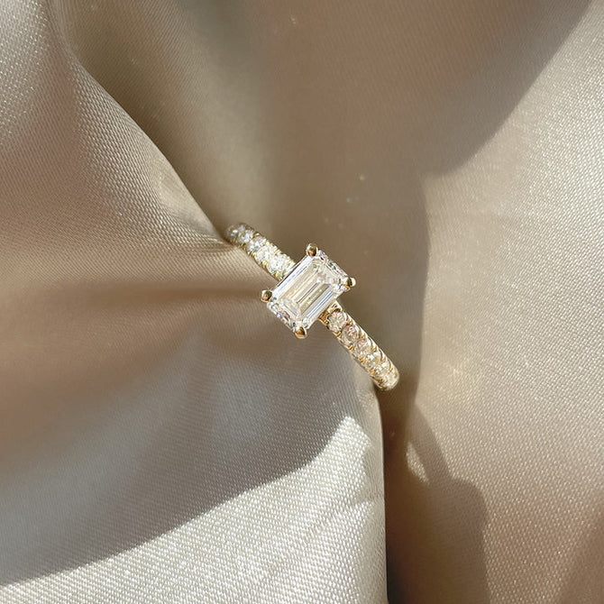 Emerald verlovingsring van 18 karaat geelgoud met 0.75 ct lab-grown diamanten en zijdiamanten perfecte schittering