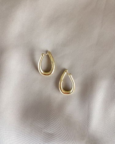 Minimalistische geelgouden oorringen voor iedere dag