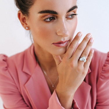 Peervormige verlovingsring van 18 karaat witgoud met 0.30 ct lab-grown diamanten in verschillende varianten gedragen door een elegante vrouw