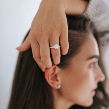 Entourage verlovingsring van 18 karaat witgoud met 1.00 ct lab-grown diamanten en zijdiamanten