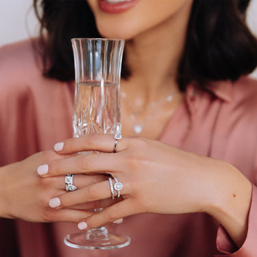 Witgouden halo verlovingsring met 0.50 ct lab-grown diamanten en ovale middensteen